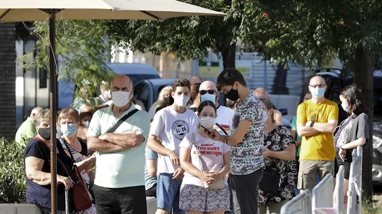 Vecinos del barrio barcelonés de Torre Baró se hacen pruebas masivas Vecinos del barrio barcelonés de Torre Baró se hacen pruebas masivas