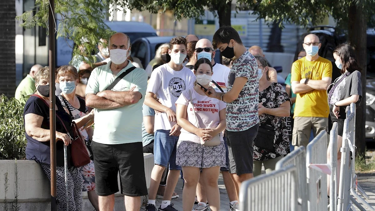 Vecinos del barrio barcelonés de Torre Baró se hacen pruebas masivas