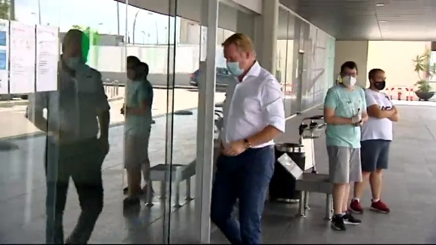 laSexta Deportes 'caza' a Ronald Koeman en el aeropuerto de El Prat: ¿fichaje inminente?