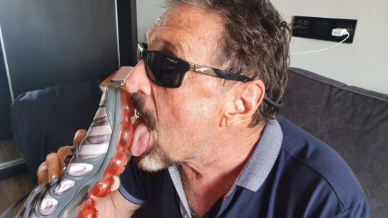 John McAfee, lamiendo la suela de un zapato