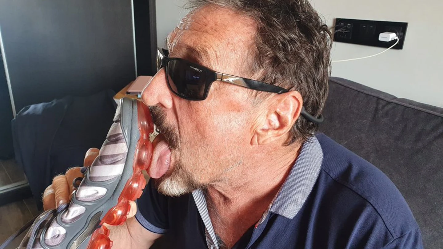 John McAfee, lamiendo la suela de un zapato John McAfee, lamiendo la suela de un zapato