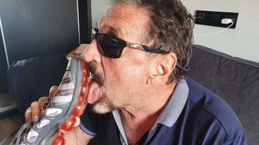 John McAfee, lamiendo la suela de un zapato