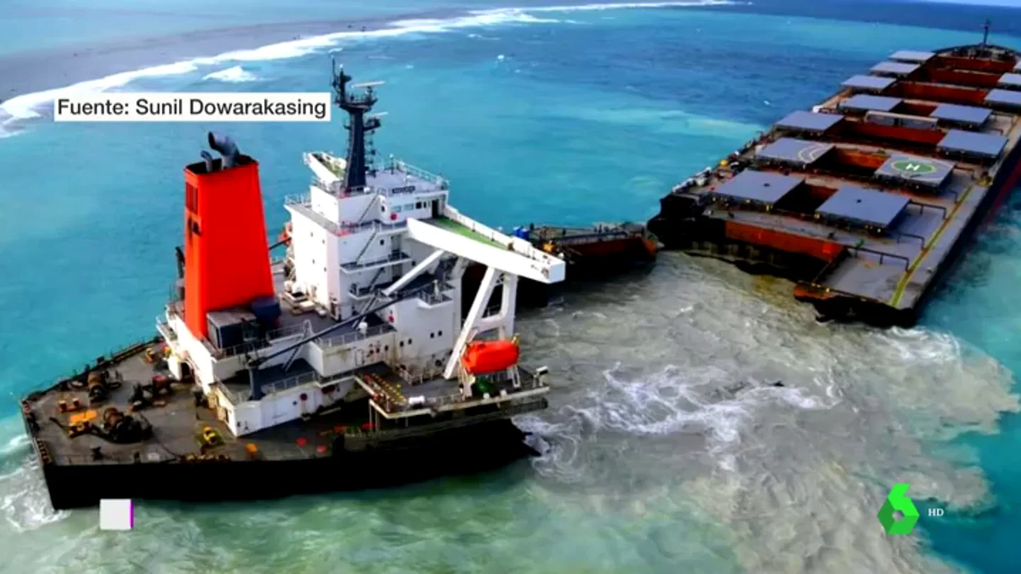 Se parte en dos el buque que provocó un inmenso vertido de petróleo frente a la Isla Mauricio Se parte en dos el buque que provocó un inmenso vertido de petróleo frente a la Isla Mauricio