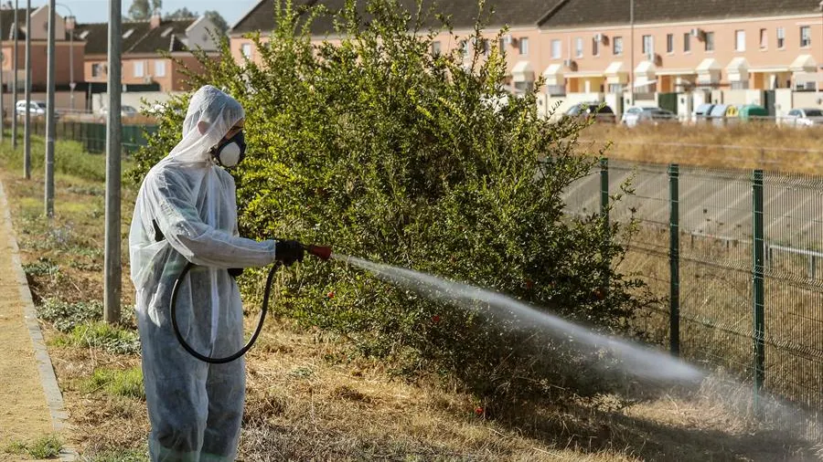 Un operario fumiga unos jardines en Coría del Río para intentar detener al virus del Nilo