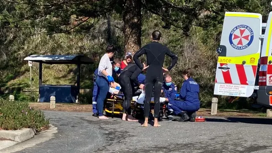 Los servicios de emergencias atienden a la mujer atacada por un tiburón Los servicios de emergencias atienden a la mujer atacada por un tiburón