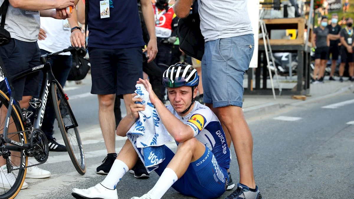 Remco Evenepoel, en el suelo