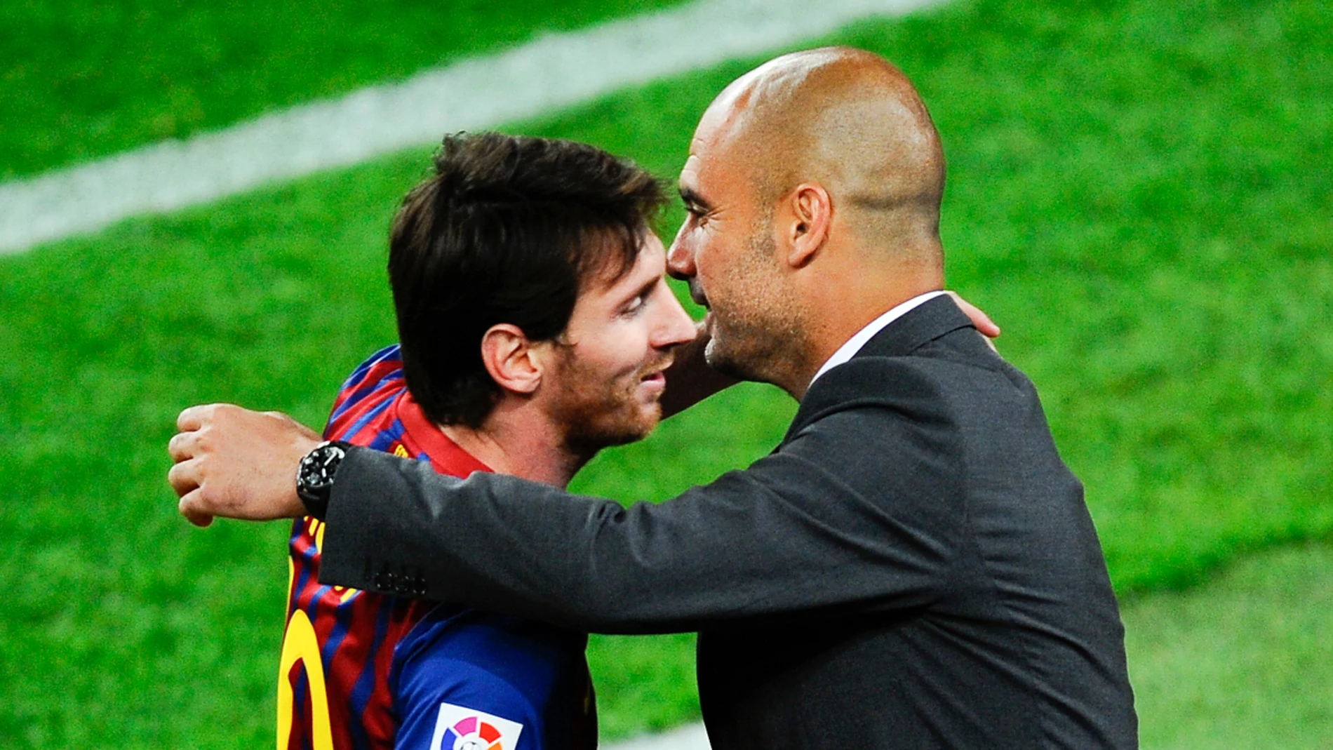 Lionel Messi se abraza a Pep Guardiola