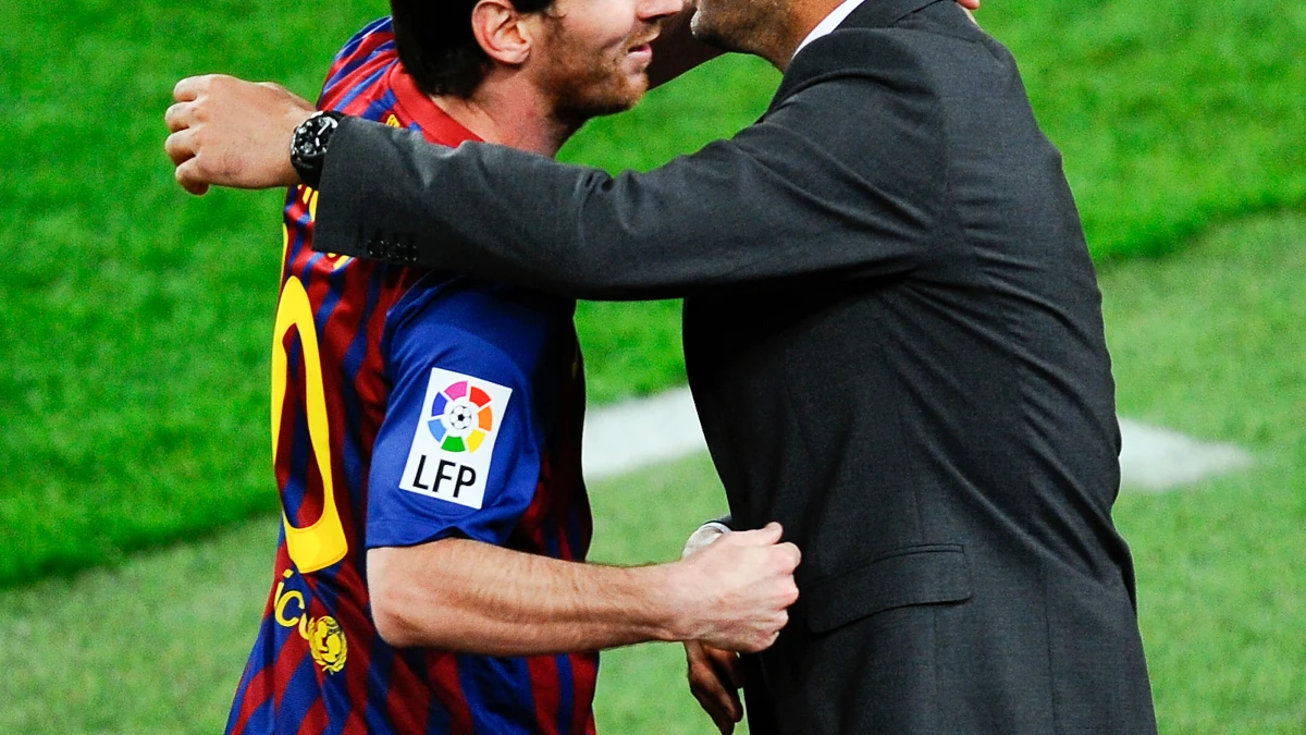 Lionel Messi se abraza a Pep Guardiola