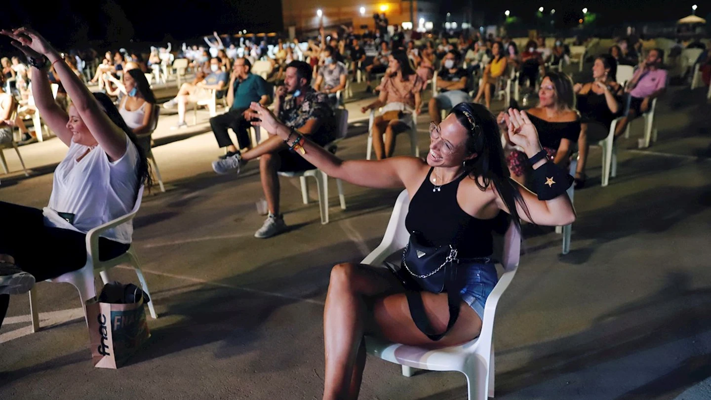 Jóvenes bailan sentados en el festival "Live Mar Menor" guardando la distancia Jóvenes bailan sentados en el festival "Live Mar Menor" guardando la distancia