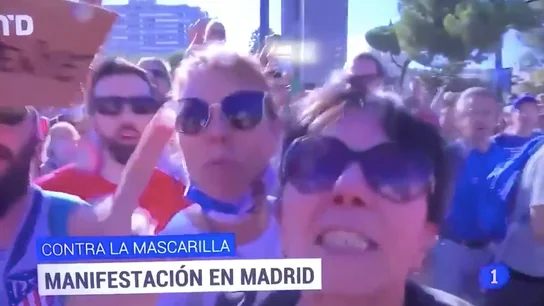 Escupen a un cámara de televisión durante la manifestación antimascarillas en Colón Escupen a un cámara de televisión durante la manifestación antimascarillas en Colón