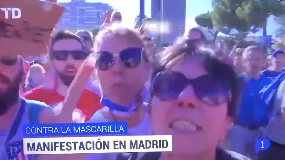 Escupen a un cámara de televisión durante la manifestación antimascarillas en Colón