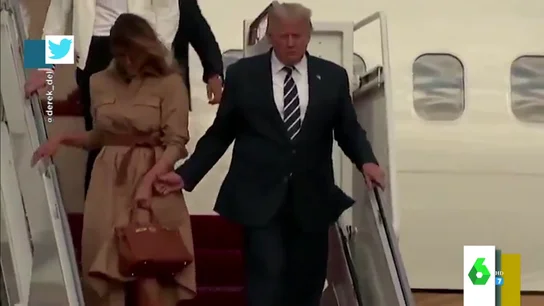 Melania Trump vuelve a apartar a Donald Trump Melania Trump vuelve a apartar a Donald Trump: estos son los mejores vídeos de sus cobras al presidente
