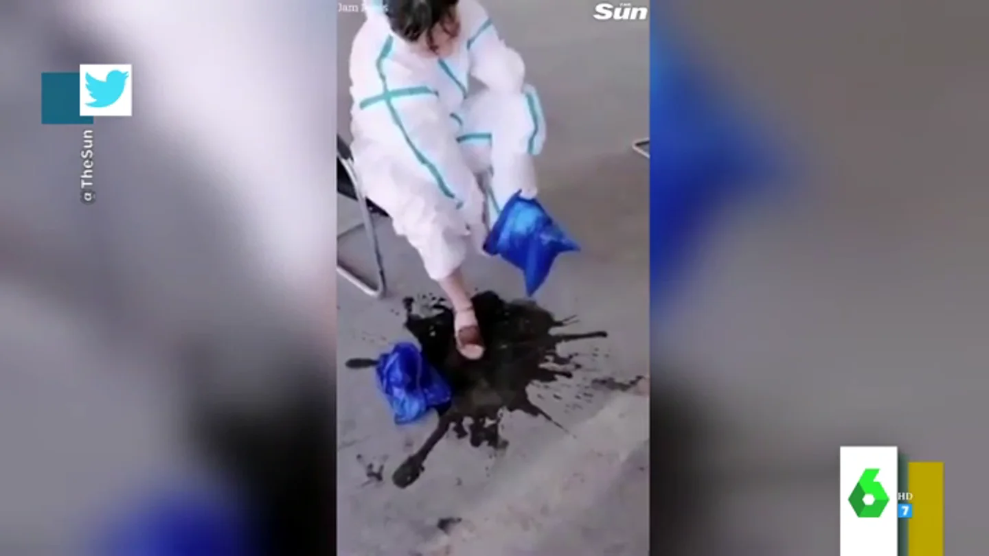 El impactante momento en el que una médica se quita el traje de protección El impactante momento en el que una médica se quita el traje de protección