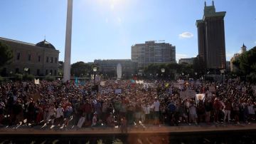  Vista de los asistentes a la manifestación que se ha celebrado esta tarde en la Plaza de Colón de Madrid.