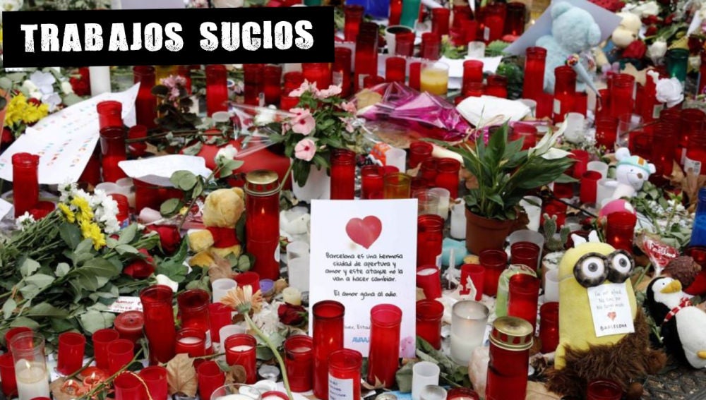 Flores, velas y mensajes de apoyo sepultaban el mosaico de Miró en Las Ramblas de Barcelona tras los atentados. 2017