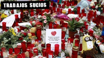 Flores, velas y mensajes de apoyo sepultaban el mosaico de Miró en Las Ramblas de Barcelona tras los atentados. 2017