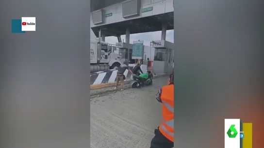 El troleo de un trabajador de una obra a un joven que se queda atrapado tras intentar saltarse el peaje: "¡Cemento fresco!" El troleo de un trabajador de una obra a un joven que se queda atrapado tras intentar saltarse el peaje: "¡Cemento fresco!"