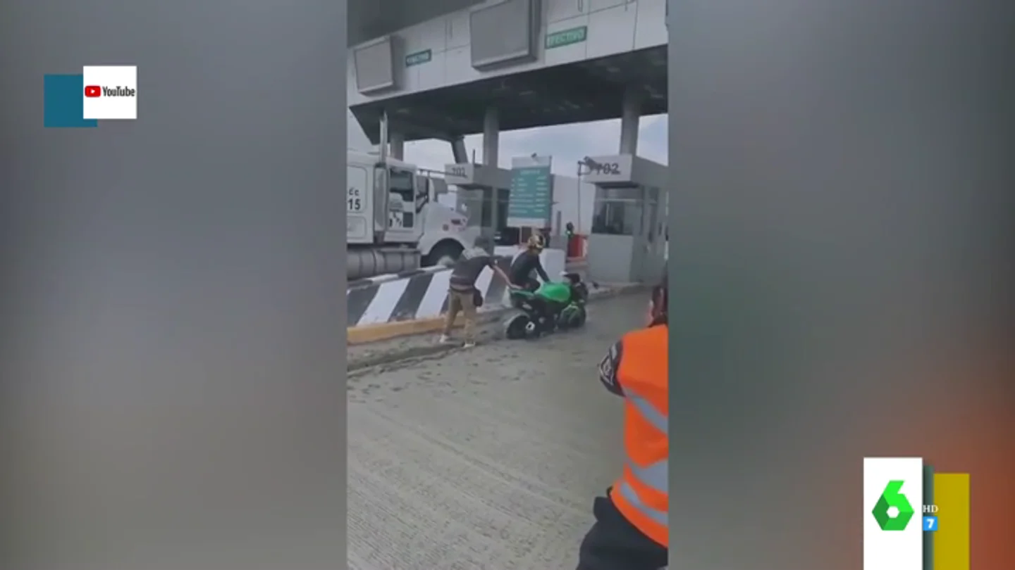 El troleo de un trabajador de una obra a un joven que se queda atrapado tras intentar saltarse el peaje: "¡Cemento fresco!" El troleo de un trabajador de una obra a un joven que se queda atrapado tras intentar saltarse el peaje: "¡Cemento fresco!"