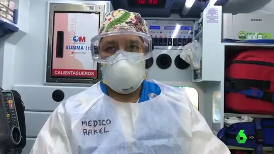 Raquel R. Merlo, médico del SUMMA 112, enfundada en el EPI para trabajar. Las reacciones de los sanitarios a los negacionistas de Colón: ""Es muy irresponsable, insultan a los profesionales de la salud"