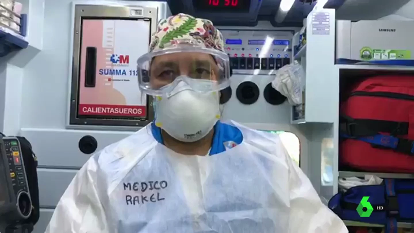 Raquel R. Merlo, médico del SUMMA 112, enfundada en el EPI para trabajar. Las reacciones de los sanitarios a los negacionistas de Colón: ""Es muy irresponsable, insultan a los profesionales de la salud"