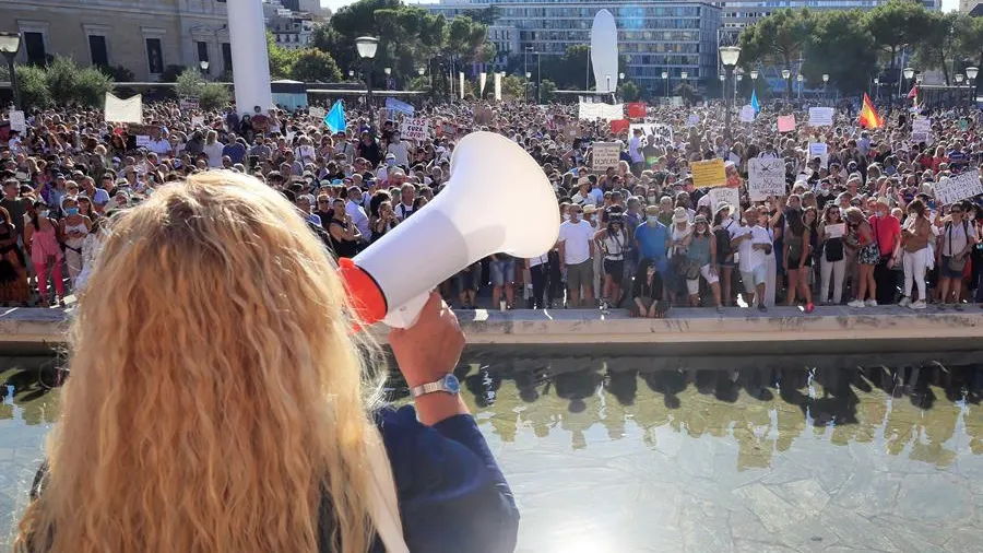 Asistentes a la manifestación antimascarillas en la Plaza de Colón de Madrid