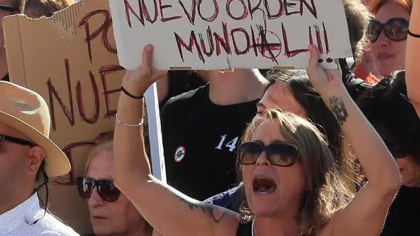 -Asistentes a la manifestación en la Plaza de Colón