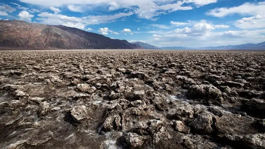 Death Valley es el Parque Nacional más grande de Estados Unidos, ubicado entre California y Nevada. Death Valley es el Parque Nacional más grande de Estados Unidos, ubicado entre California y Nevada.