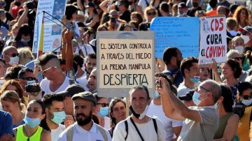 Vista de los asistentes a la manifestación antimascarilla de Colón