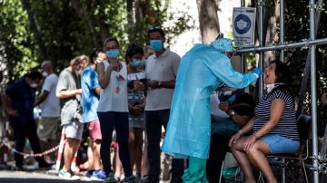 Ciudadanos de Roma esperan para someterse a unas pruebas PCR