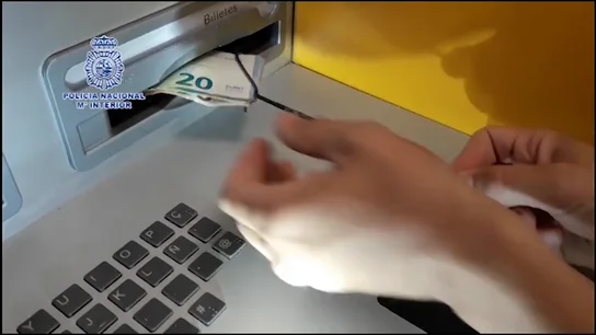 NO PUBLICAR | 'Teller Hooking': así es la nueva técnica de 'pesca' de billetes de cajeros  NO PUBLICAR | 'Teller Hooking': así es la nueva técnica de 'pesca' de billetes de cajeros