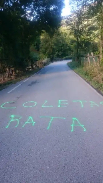 Pintada contra Pablo Iglesias en una carretera de Asturias Pintada contra Pablo Iglesias en una carretera de Asturias