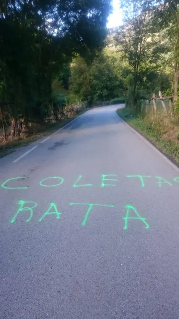 Pintada contra Pablo Iglesias en una carretera de Asturias