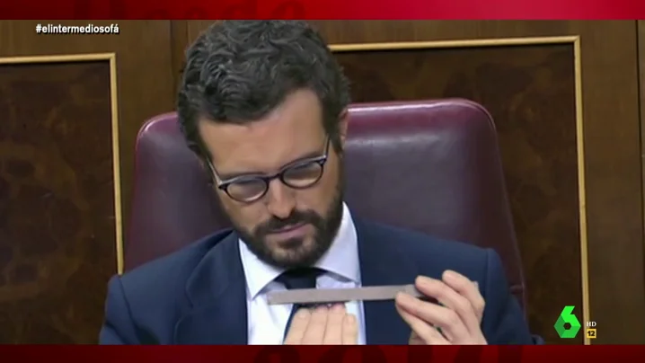 Vídeo manipulado - Pillan a Pablo Casado limándose las uñas mientras habla Pedro Sánchez