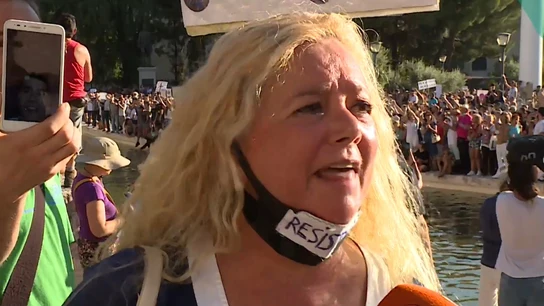Una de las asistentes a la manifestación negacionista de Colón. Una de las asistentes a la manifestación negacionista de Colón.