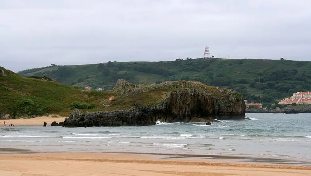 Islote en la playa de Ris, en Noja, Cantabria