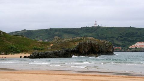 Islote en la playa de Ris, en Noja, Cantabria