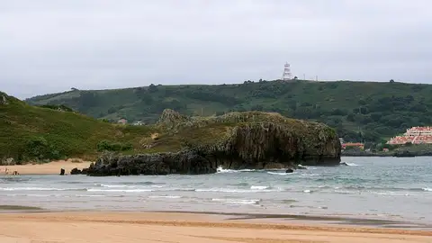 Islote en la playa de Ris, en Noja, Cantabria Islote en la playa de Ris, en Noja, Cantabria