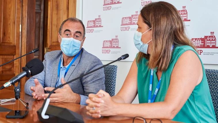 Marcos López Hoyos y Carmen Cámara Hijón (del SEI) durante los cursos de la UIMP