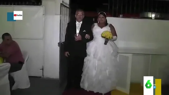 La divertida cara de circunstancias de una novia cuando el DJ se confunde de canción La divertida cara de circunstancias de una novia cuando el DJ se confunde de canción