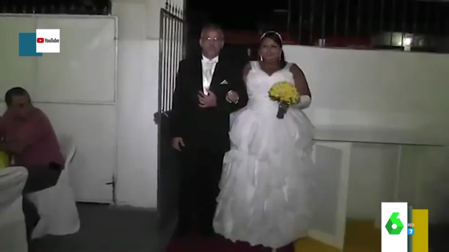 La divertida cara de circunstancias de una novia cuando el DJ se confunde de canción La divertida cara de circunstancias de una novia cuando el DJ se confunde de canción
