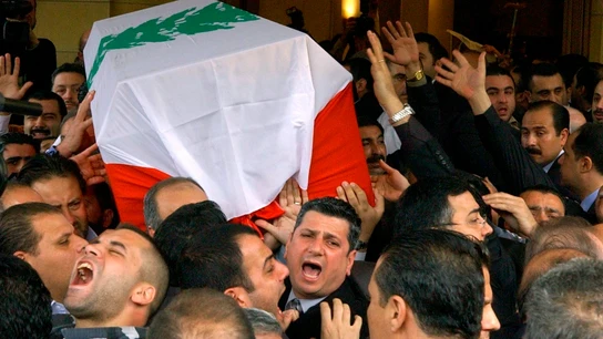 El ataúd cubierto con la bandera libanesa de Rafiq Hariri El ataúd cubierto con la bandera libanesa del ex primer ministro asesinado Rafiq Hariri