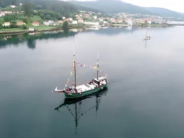 El balandro Joaquín Vieta en la ría de Muros-Noia El balandro Joaquín Vieta en la ría de Muros-Noia