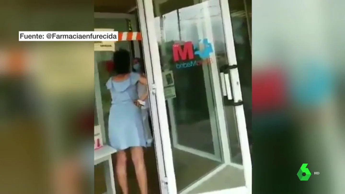 Una mujer increpa a los sanitarios en un centro de salud: "Sois cómplices de la 'plandemia', del 'coronatimo'" Una mujer increpa a los sanitarios en un centro de salud: "Sois cómplices de la 'plandemia', del 'coronatimo'"