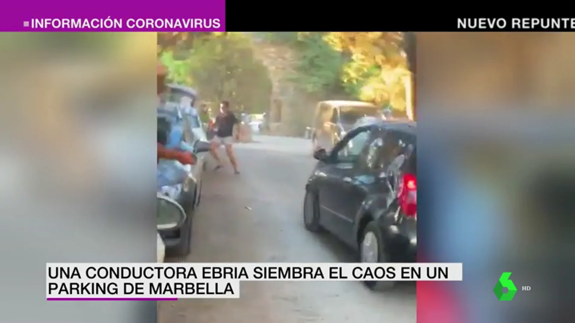 El momento en el que una conductora ebria siembra el caos en un aparcamiento de Marbella