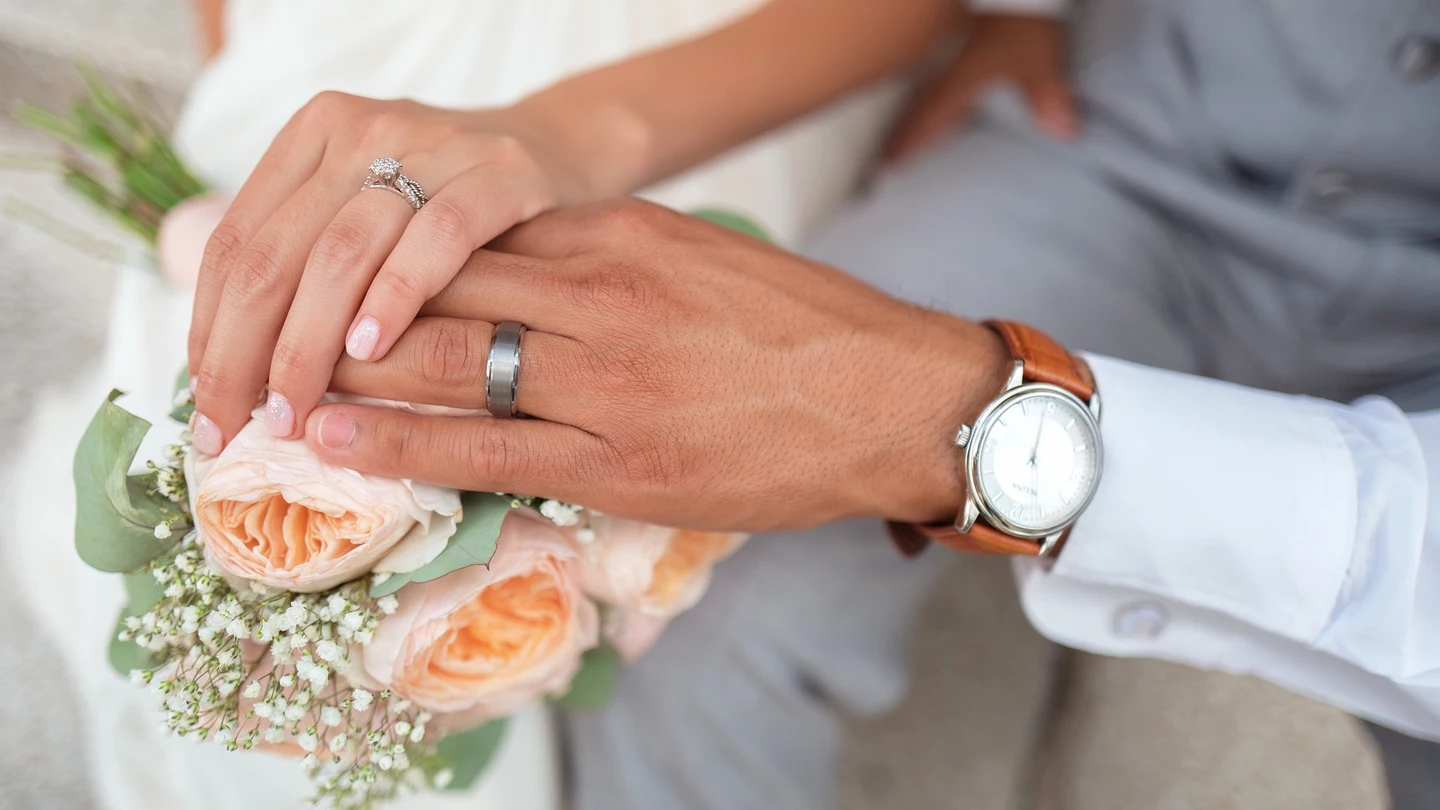 Revocan indemnización impuesta a marido por ocultar a esposa relacion homosexual Boda