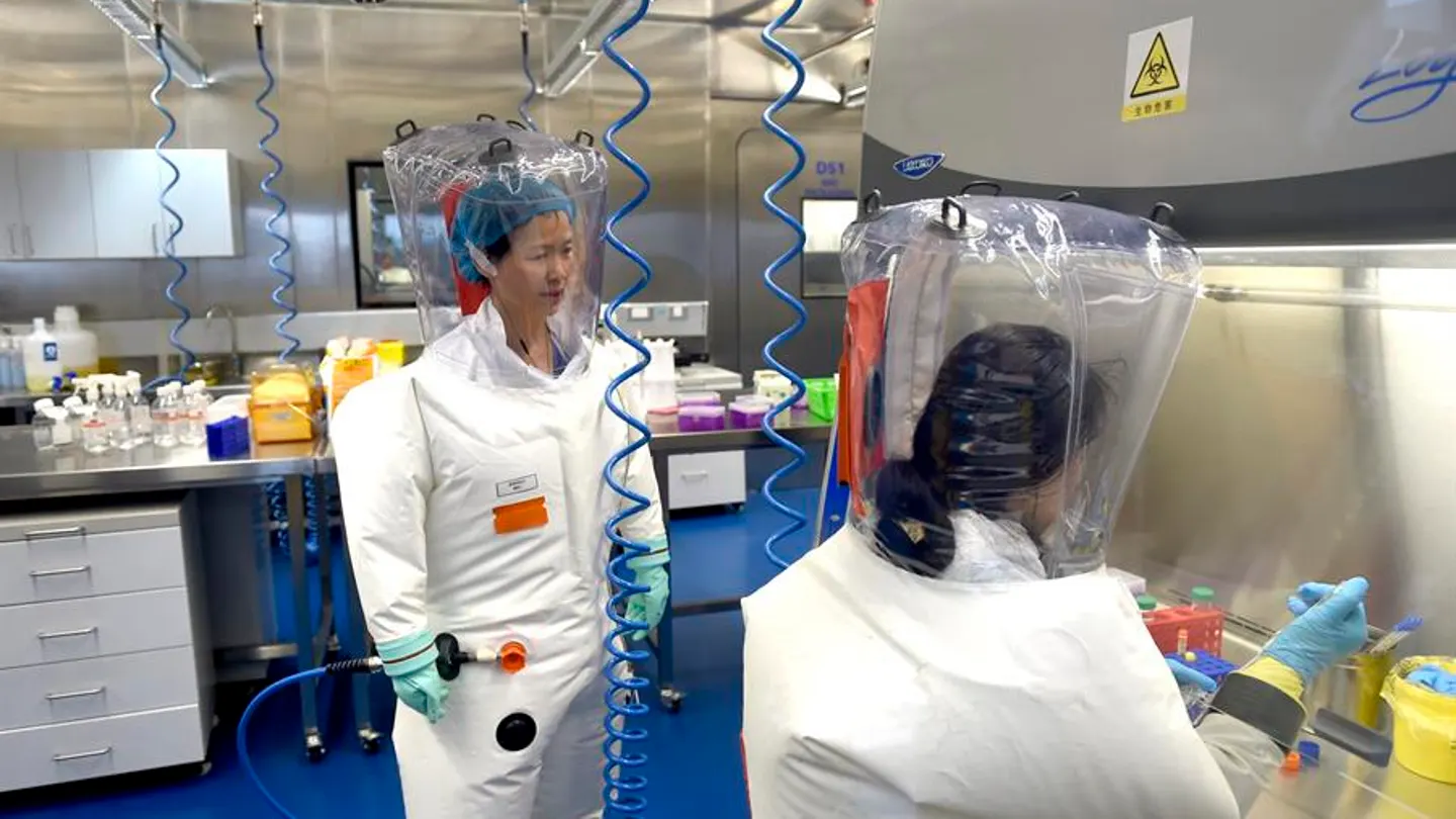 Investigadores en un laboratorio. Investigadores en un laboratorio.
