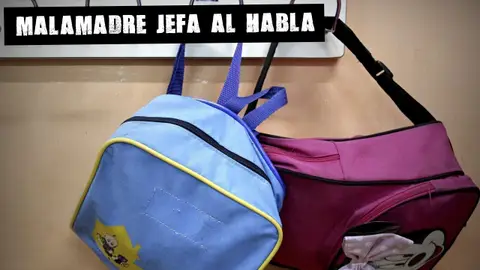 Mochilas en una clase del colegio Mochilas en una clase del colegio
