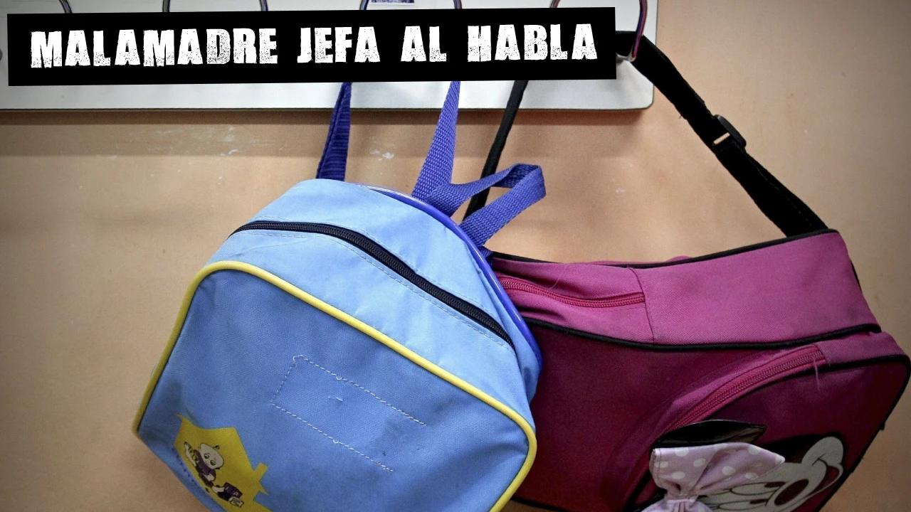 Mochilas en una clase del colegio