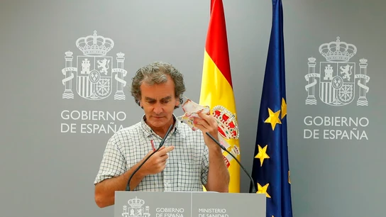 Fernando Simón quitándose la mascarilla con dibujos de Freddie Mercury Fernando Simón quitándose la mascarilla con dibujos de Freddie Mercury