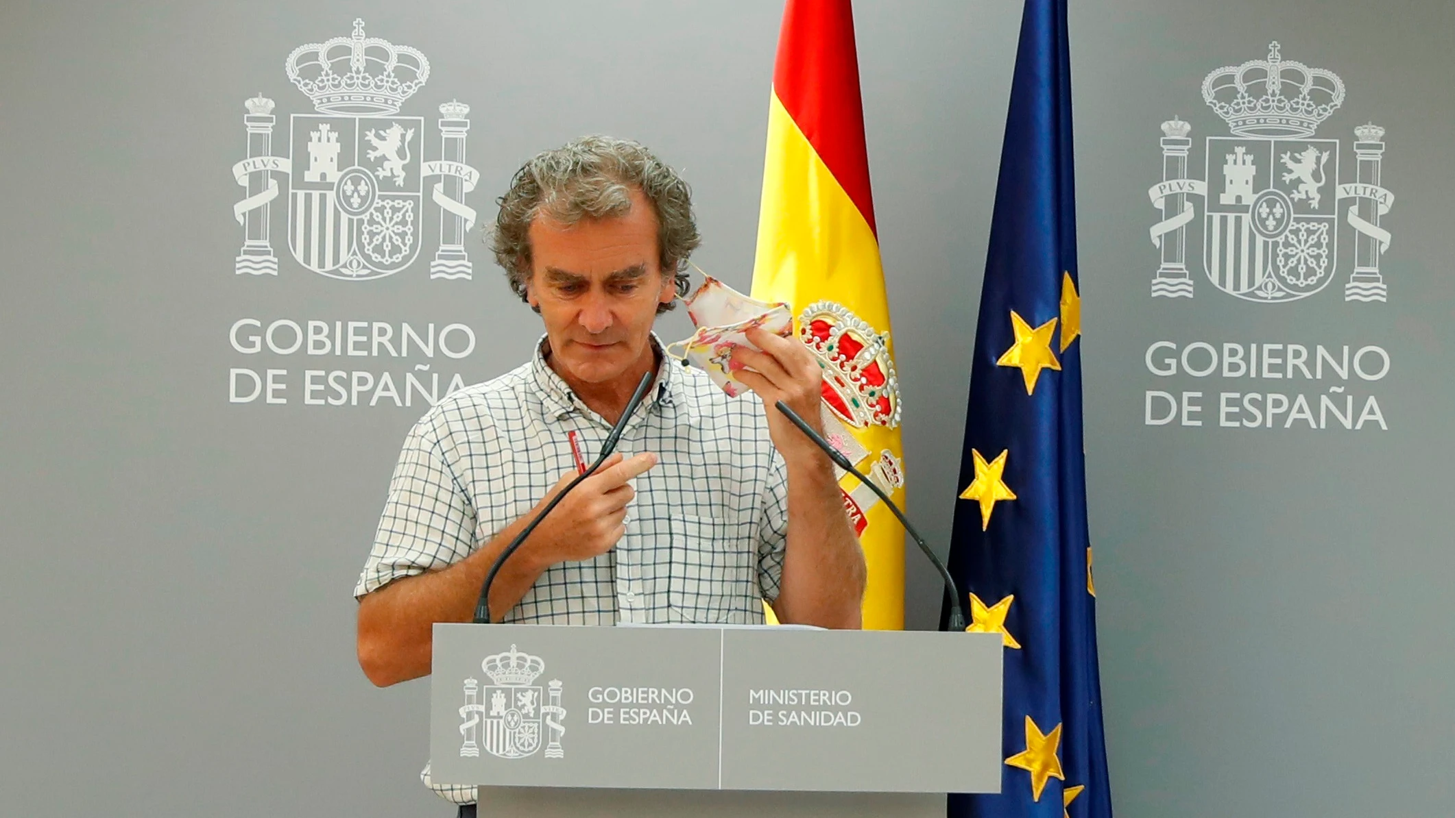 Fernando Simón quitándose la mascarilla con dibujos de Freddie Mercury Fernando Simón quitándose la mascarilla con dibujos de Freddie Mercury